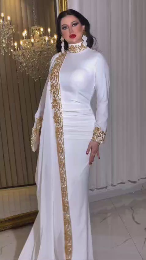 Sección de vestidos de fiestas de super lujo! Vestido blanco y pedrería dorada , largo  ribeteado en cuello puños y todo el filo de la gasa impresionante! Tallas 38 a 48.