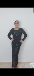 Vestido de gasa  negro combinado con flores en tres de, con abertura en un lado ,  forrado cuerpo entero,mangas de gasa talla única con licra .