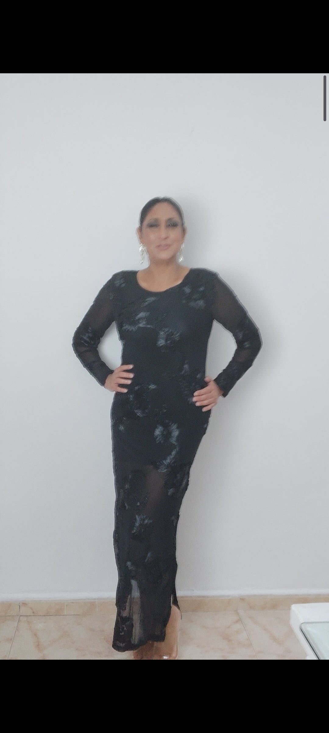 Vestido de gasa  negro combinado con flores en tres de, con abertura en un lado ,  forrado cuerpo entero,mangas de gasa talla única con licra .