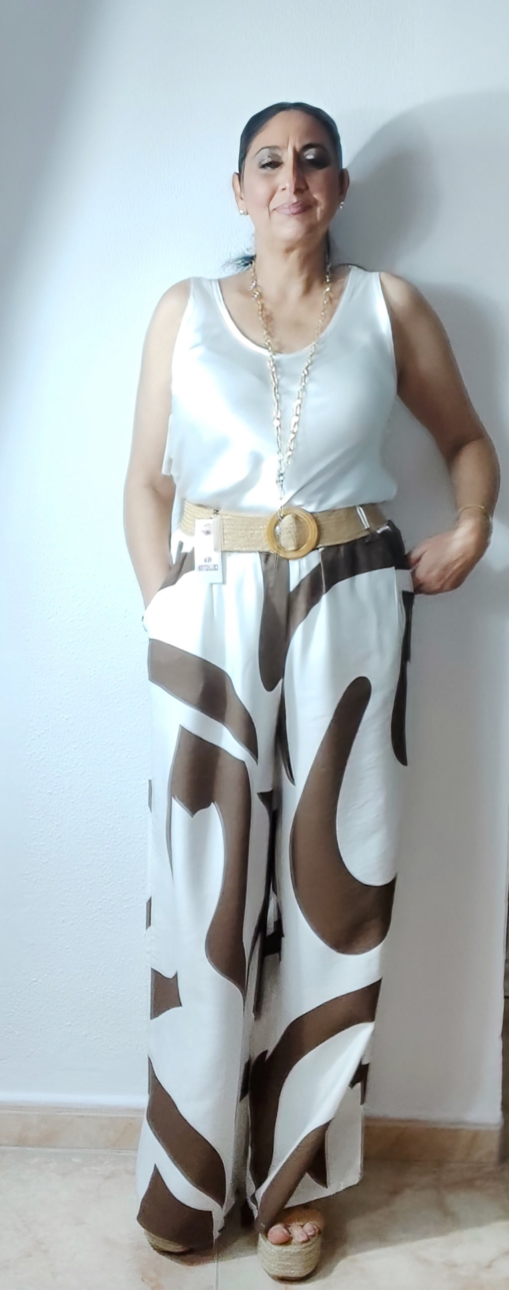 Conjunto pantalón hilo dibujos combinado blanco y marrón chocolate cinturón de rafia, blusa sin mangas tejido satén blanco, talla única.
