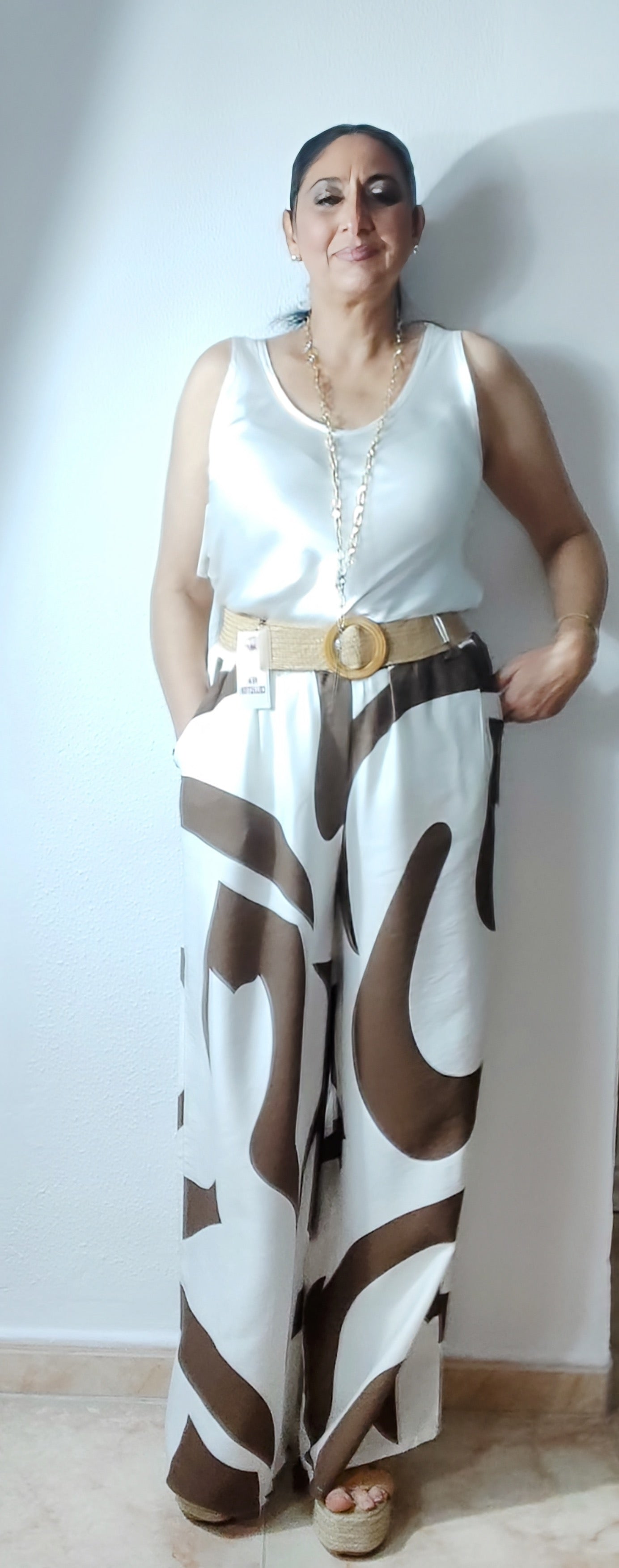 Conjunto pantalón hilo dibujos combinado blanco y marrón chocolate cinturón de rafia, blusa sin mangas tejido satén blanco, talla única.