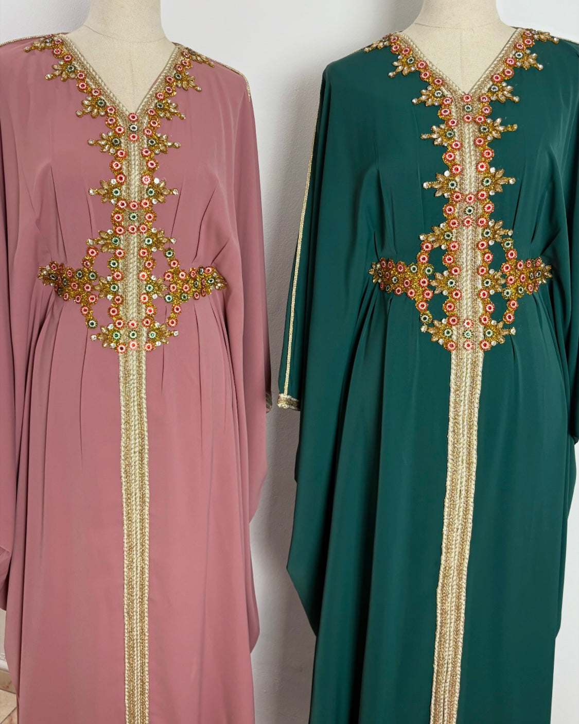 Vestido largo árabe con adornos en pedrería de cristal y dorado, en varios colores,rosa, verde, blanco y negro , talla única para varias medidas 38 a 56 ,largura asta los pies, tela de vestir crespón fino con mucha suavidad y caida