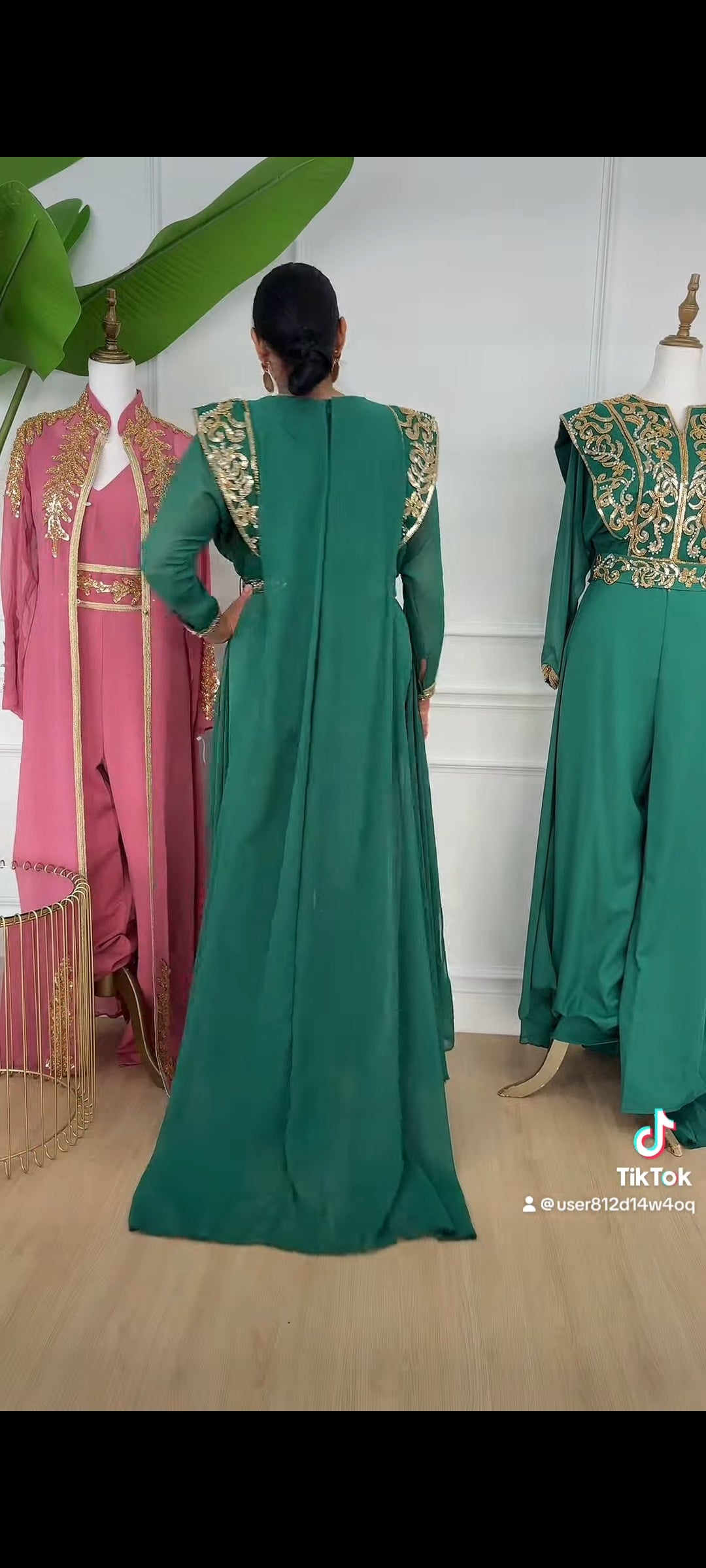 Espectacular!! Mono de fiesta verde con detalles en perlas y detalles dorados,serás la mejor vestida con este mono Exclusivo!! Tallas 36/38/40/Mangas de gasa y capa larga por detrás.