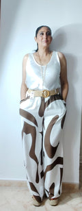 Conjunto pantalón hilo dibujos combinado blanco y marrón chocolate cinturón de rafia, blusa sin mangas tejido satén blanco, talla única.