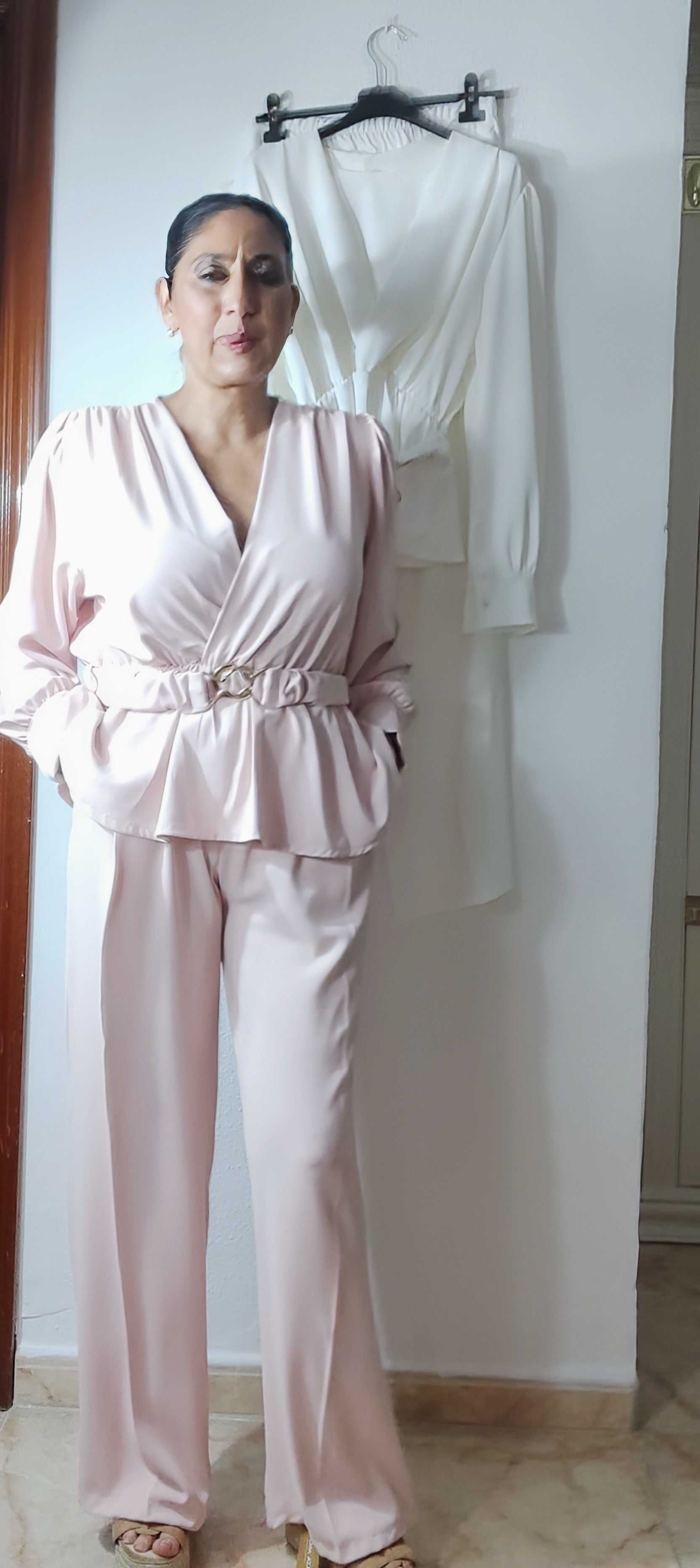 Conjunto de pantalón de vestir de pata ancha y  pinzas cinturón incorporado talla única color rosa bebe 34'95 euros.