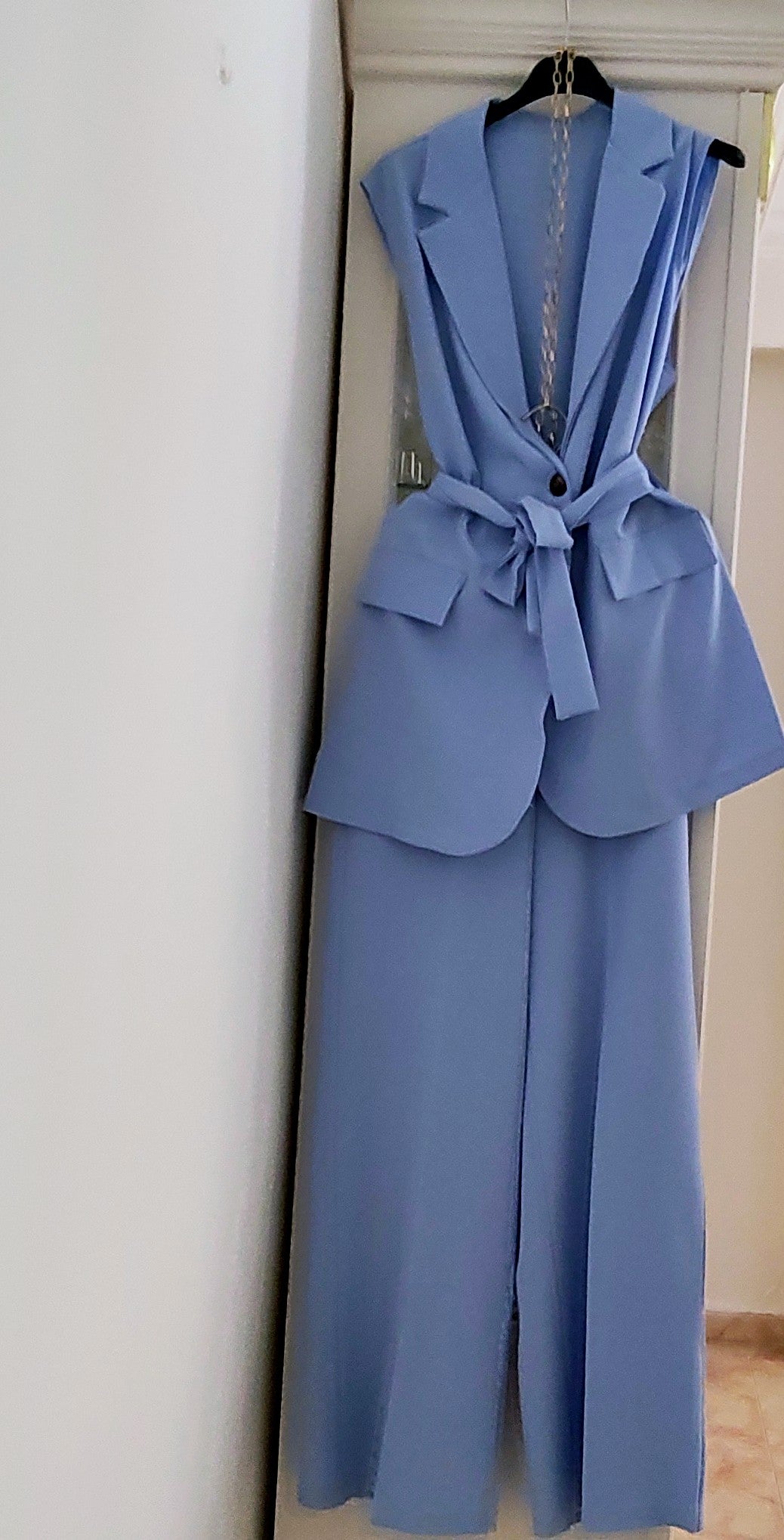 Conjunto pantalón de vestir sin mangas pantalón ancho calidad perfecta 33'90 euros.