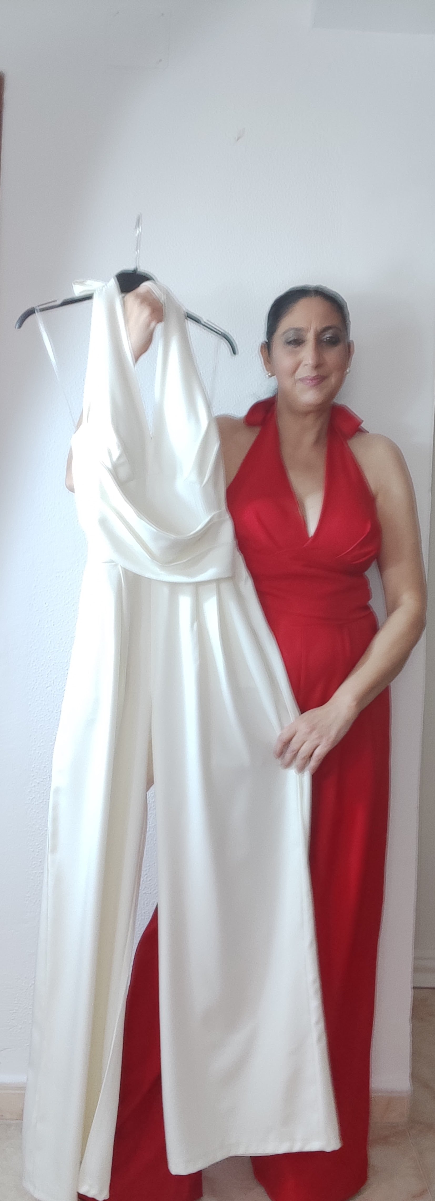 Mono pliegues, talla única, colores rojo blanco