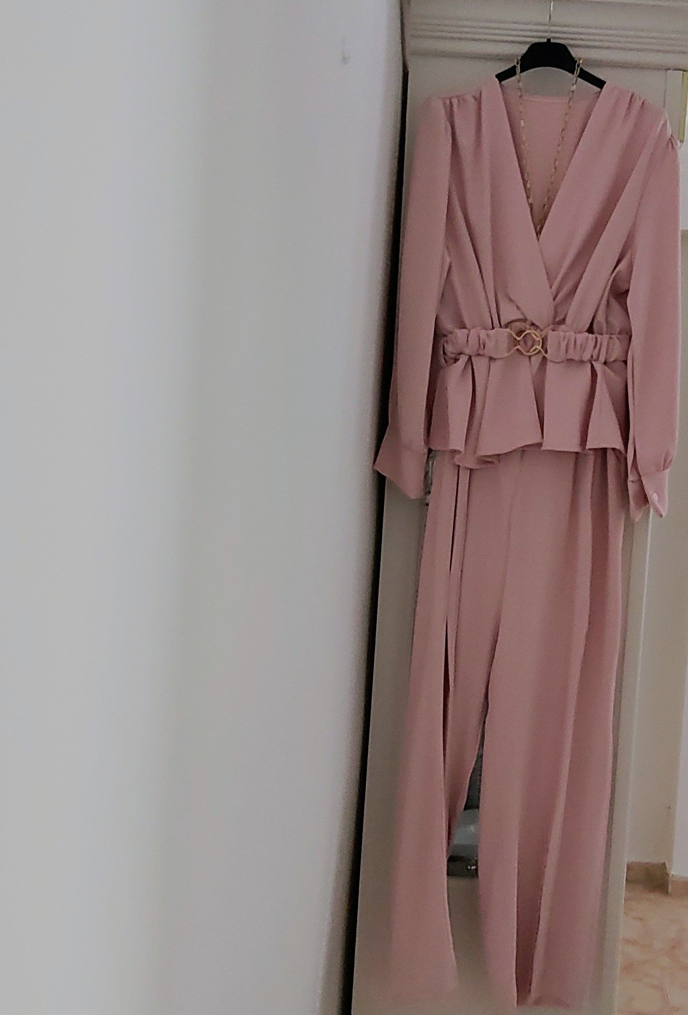 Conjunto de pantalón de vestir de pata ancha y  pinzas cinturón incorporado talla única color rosa bebe 34'95 euros.