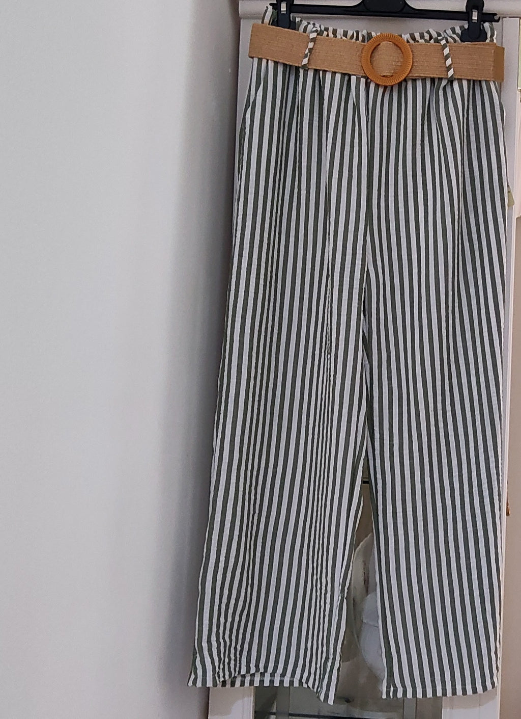 Pantalón a rayas blanco combinado con celeste y blanco con verde caqui ,   juvenil! super fresquito con cinturón rafia! y goma de elástico talla única 13'95 euros,verde caqui con blanco .