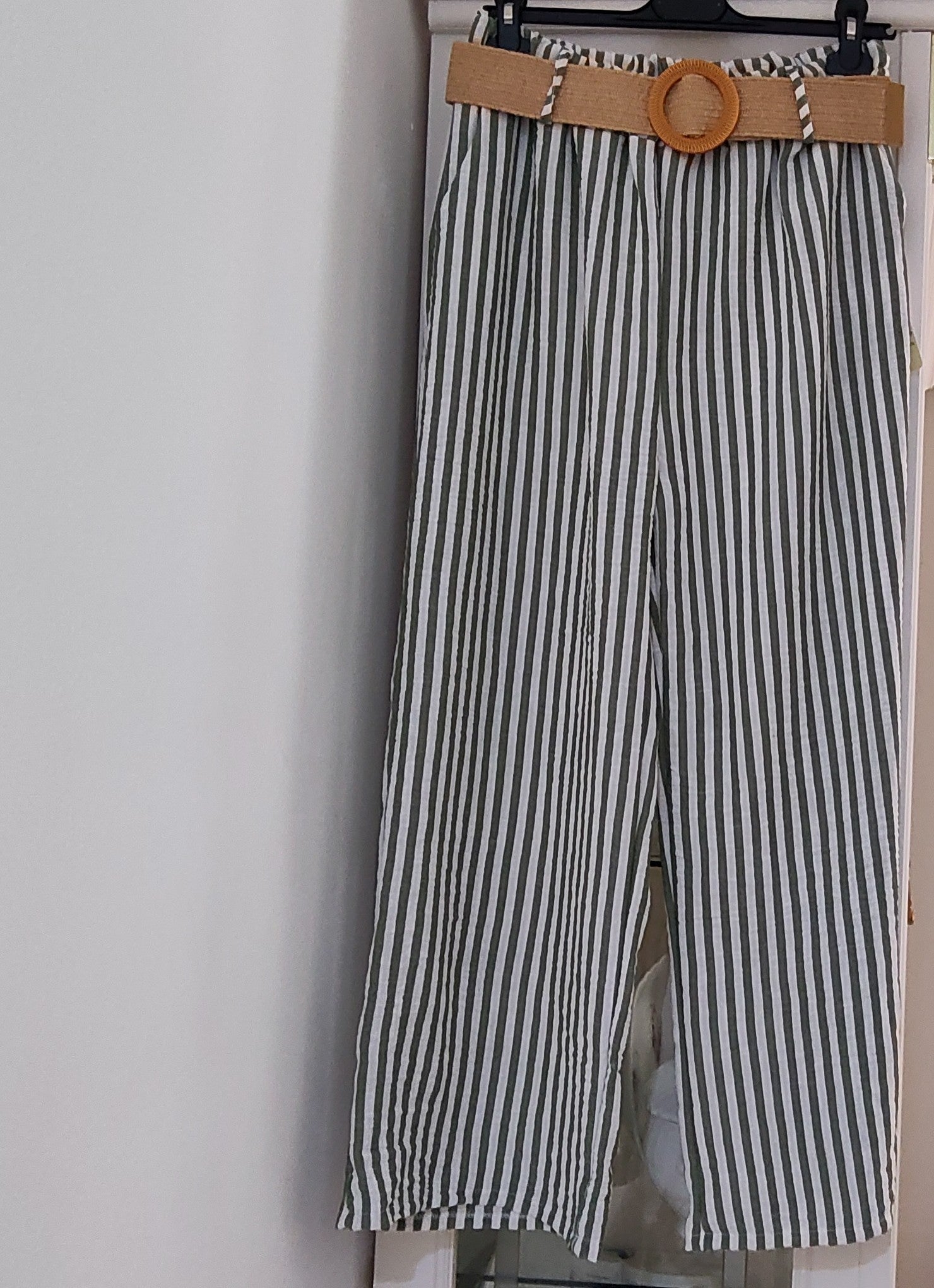 Pantalón a rayas blanco combinado con celeste y blanco con verde caqui ,   juvenil! super fresquito con cinturón rafia! y goma de elástico talla única 13'95 euros,verde caqui con blanco .