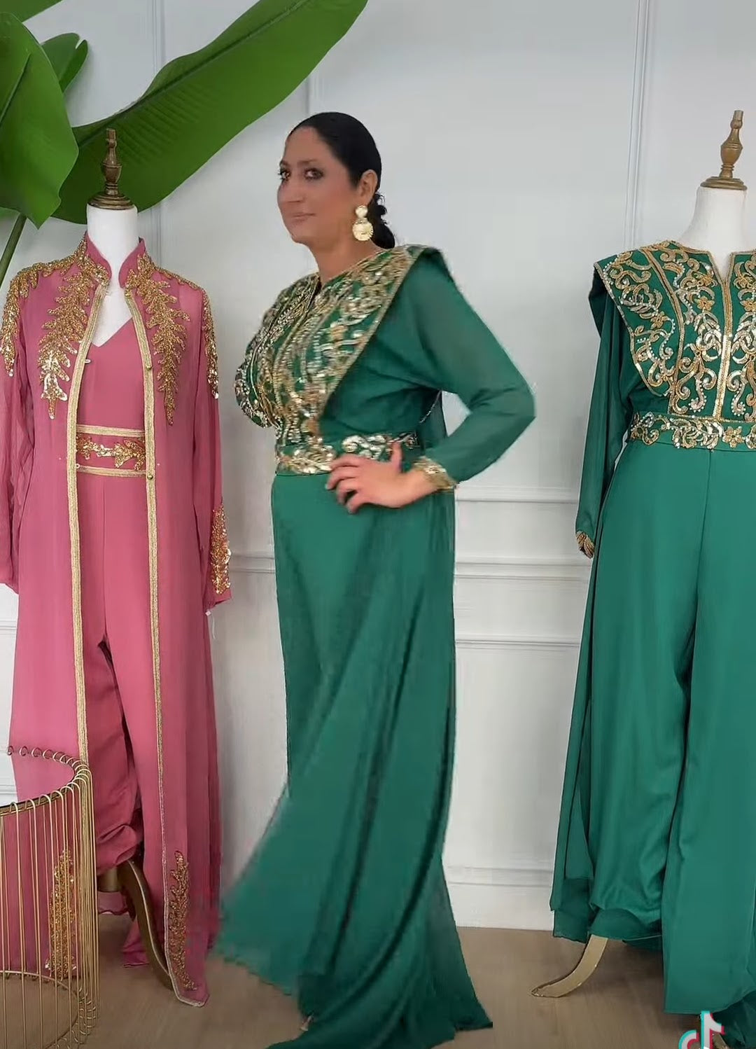 Espectacular!! Mono de fiesta verde con detalles en perlas y detalles dorados,serás la mejor vestida con este mono Exclusivo!! Tallas 36/38/40/Mangas de gasa y capa larga por detrás.