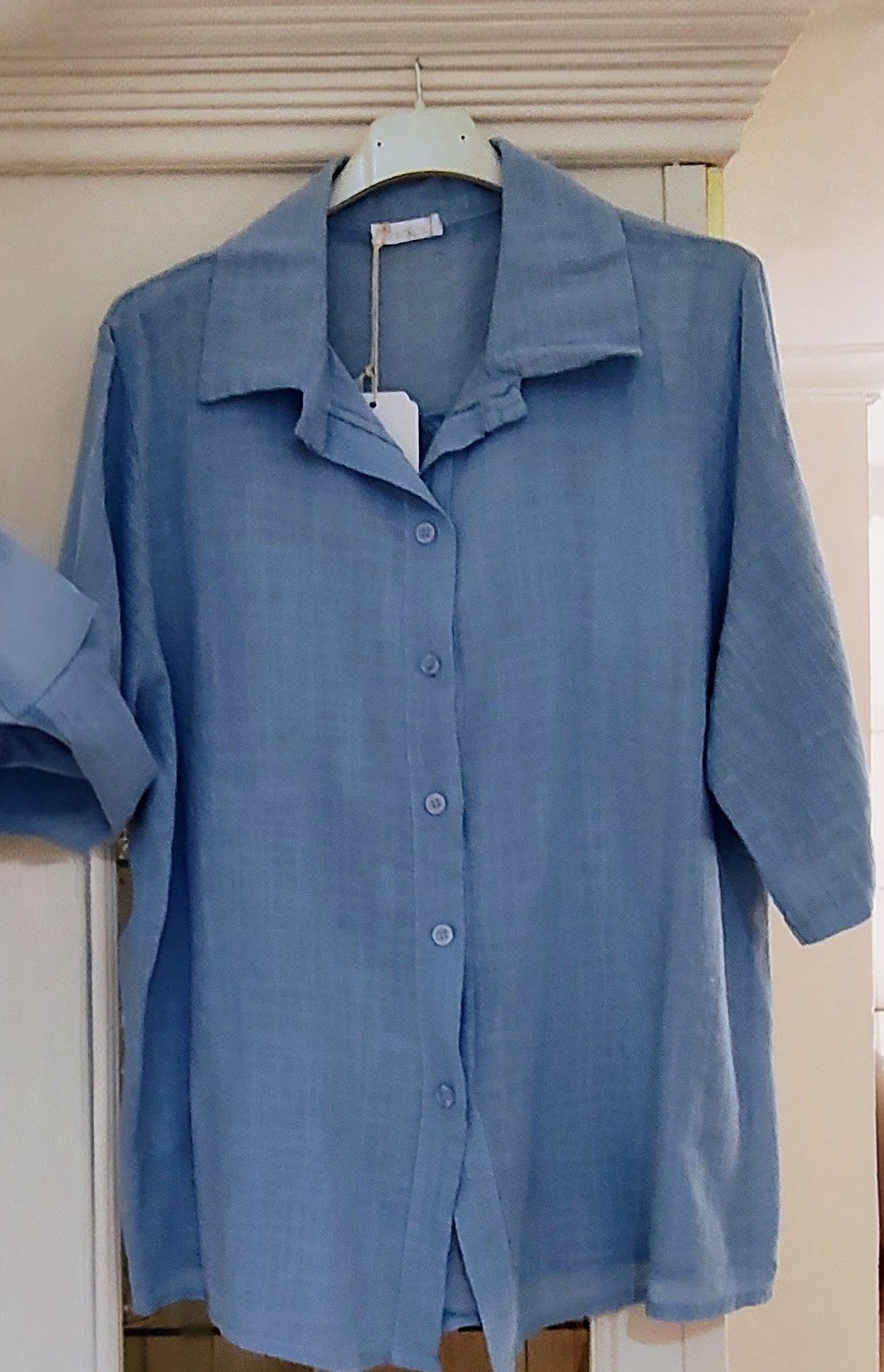 Camisa juvenil lino celeste manga corta talla única 12'95 euros.