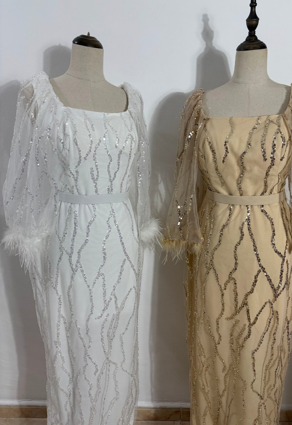 Vestido de fiesta oferta increíble! Vestido combinado con lentejuelas grandes precio! Forrado con mangas de gasa y plumas, colores blanco y beige, tallas 36 a 42. Imprescindibles mandar medidas antes de comprar al WhatsApp 657804052.