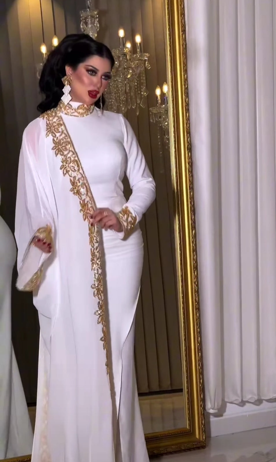Sección de vestidos de fiestas de super lujo! Vestido blanco y pedrería dorada , largo  ribeteado en cuello puños y todo el filo de la gasa impresionante! Tallas 38 a 48.