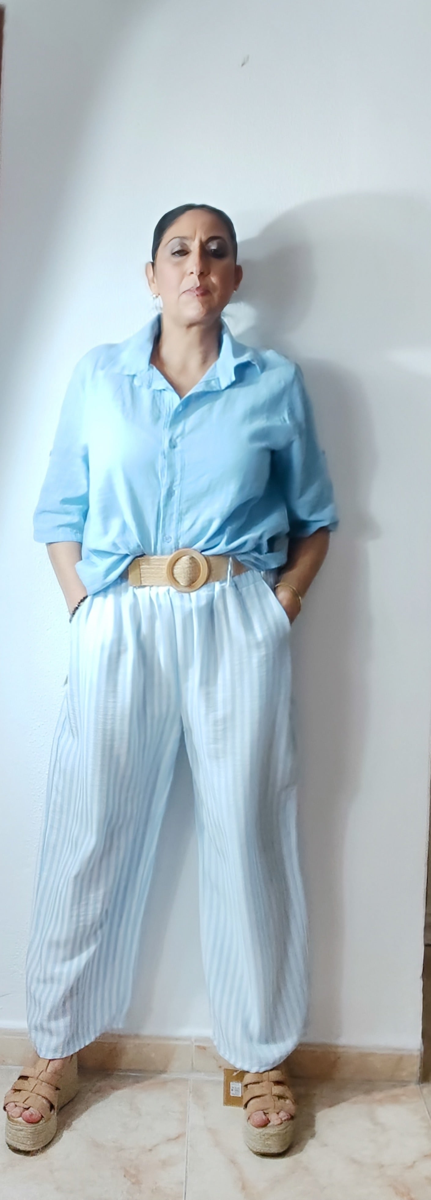 Conjunto juvenil pantalón cinturilla elástica a rallas con cinturón de rafia y camisa de hilo lino talla única color celeste combinado con ralla blancas el pantalón.