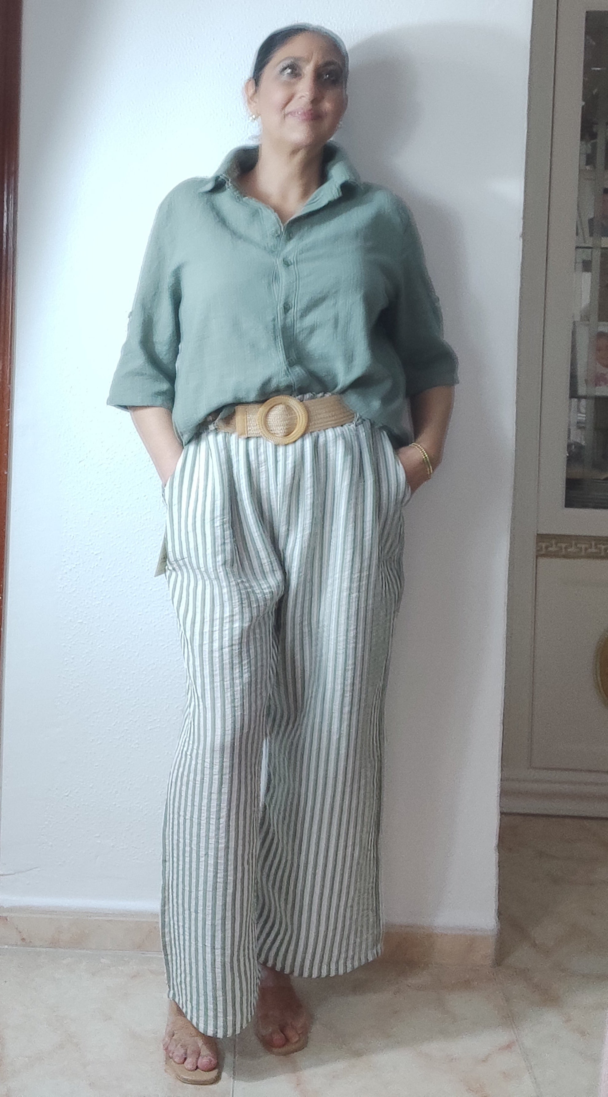 Conjunto juvenil, color verde caqui tejidos hilos y lino, talla única.