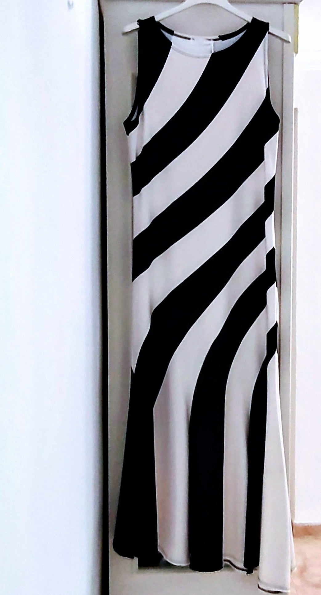 Vestido juvenil talla única, licra agomada, combinado negro y blanco 26'95 euros.
